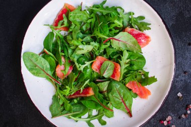 roka, fesleğen ve somon salatası.