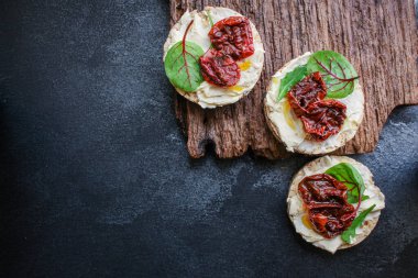 Salamlı bruschetta, domates ve fesleğen. en üstteki görünüm. 
