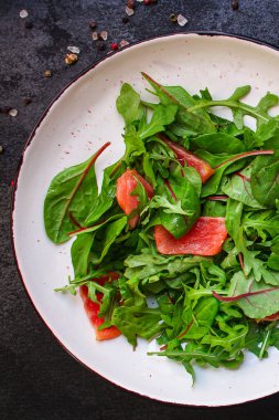 roka, fesleğen ve somon salatası.