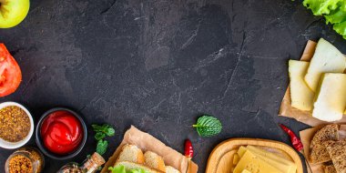 Koyu arkaplanda çeşitli çerezlerin üst görünümü 