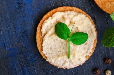 Beyaz havyarlı kurabiyeden üst görünüm