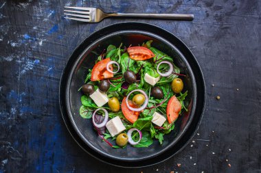 roka, fesleğen, zeytin, domates ve soğanlı salata. 