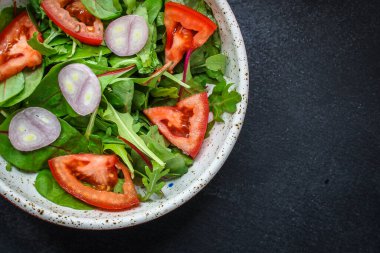 domatesli salata, otlar ve soğanlı