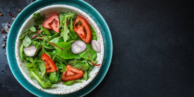 domatesli salata, otlar ve soğanlı