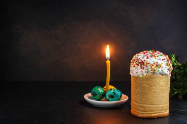 Mum ve şenlikli paskalya pastası. 