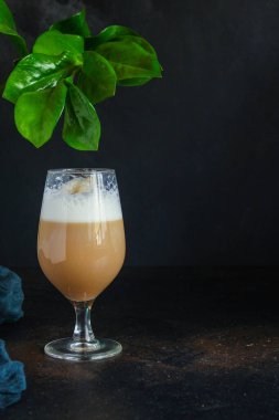 Latte 'yi cama kapat.