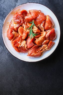 Kebap için marine edilmiş et dilimleri.