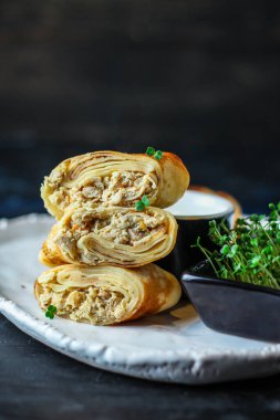 Etle doldurulmuş gözleme.