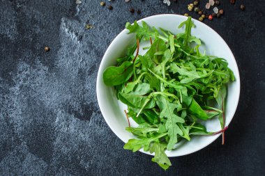 Taze yeşil salata, roka, yeşillik ve bitkiler. en üstteki görünüm. 