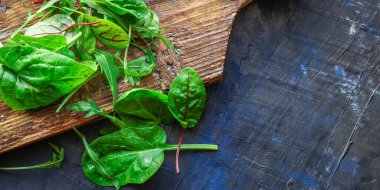 Taze yeşil, fesleğen, roka, yapraklar, otlar ve baharatlar.