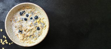 Chia tohumu ve böğürtlenli lapa