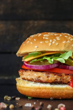 Lezzetli hamburgeri kapat.