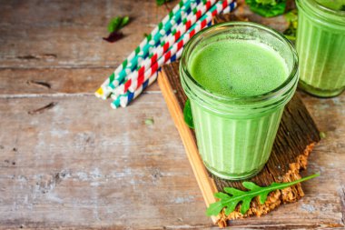 İki bardak yeşil sebze suyu.