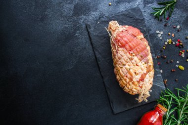 Domuz eti pişirmeye hazırlanıyor.