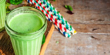 Yeşil sebze püresini kapat.