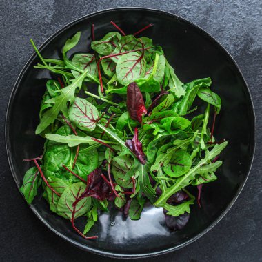 Tabak görünümünde bitki karışımı.