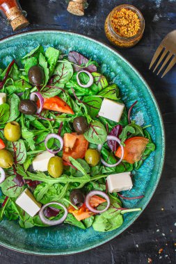 roka, fesleğen, zeytin, domates ve soğanlı salata. 