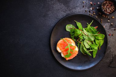 Somon balıklı sandviç.