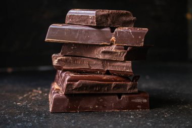 Çikolata parçalarını kapatın.