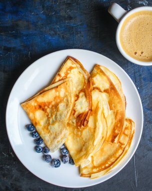 Yaban mersinli krepleri kapat.