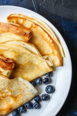 Yaban mersinli krepleri kapat.