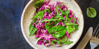 roka, fesleğen ve pembe lahana salatası.