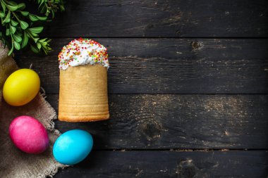 Renkli yumurtalı paskalya pastası.