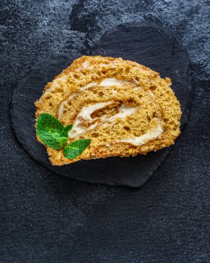 Kremalı pastayı kapat.