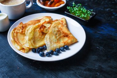 Yaban mersinli krepleri kapat.