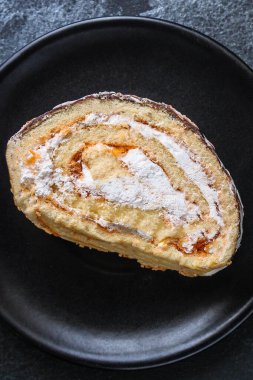 Kremalı pastayı kapat.