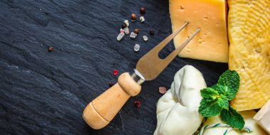 Koyu arkaplanda peynir çeşitliliği