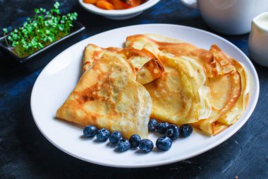 Yaban mersinli krepleri kapat.