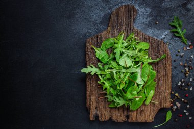 Taze yeşil salata, roka, yeşillik ve bitkiler. en üstteki görünüm. 