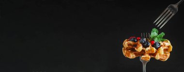 Siyah arkaplanda böğürtlenli Belçika waffle 'ları