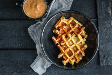 Belçika waffle 'ı ve bir fincan kahve.