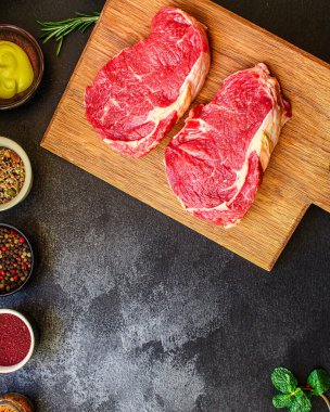 Koyu arkaplanda ızgara için et dilimleri