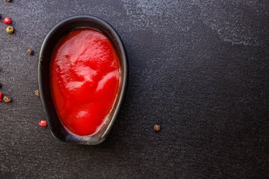 Domates sosunun üstü.