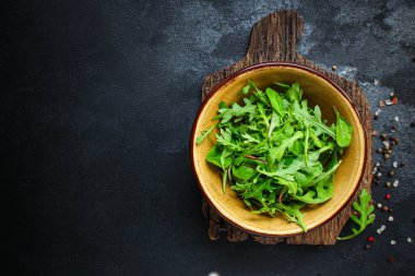 Taze yeşil salata, roka, yeşillik ve bitkiler. en üstteki görünüm. 