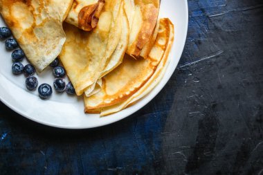 Yaban mersinli krepleri kapat.