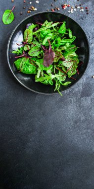 Tabak görünümünde bitki karışımı.