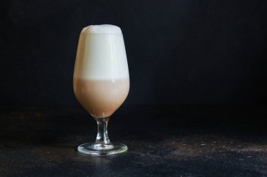 Latte 'yi cama kapat.