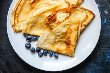 Yaban mersinli krepleri kapat.