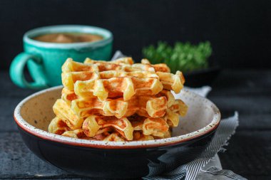 Belçika waffle 'ı ve bir fincan kahve.