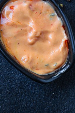 Koyu arkaplanda baharat olan ev yapımı lezzetli bir sos.