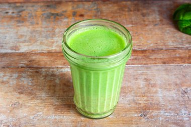 Yeşil sebze püresini kapat.