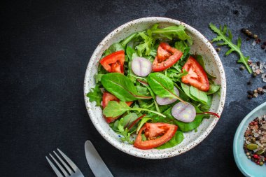 domatesli salata, otlar ve soğanlı