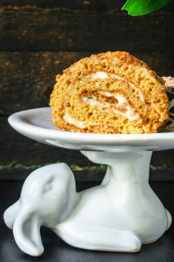 Dekoratif tabakta iki dilim kek.