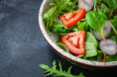 domatesli salata, otlar ve soğanlı