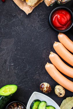 Koyu arkaplanda çeşitli çerezlerin üst görünümü 