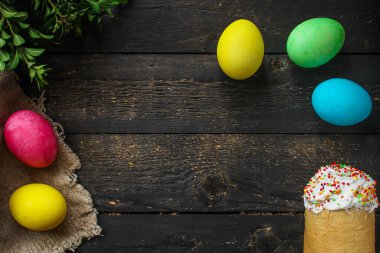 Renkli yumurtalı paskalya pastası.